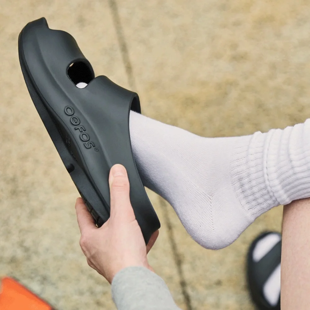 OOFOS • Ooyeah Black Slide Sandals - Picture 6 of 10